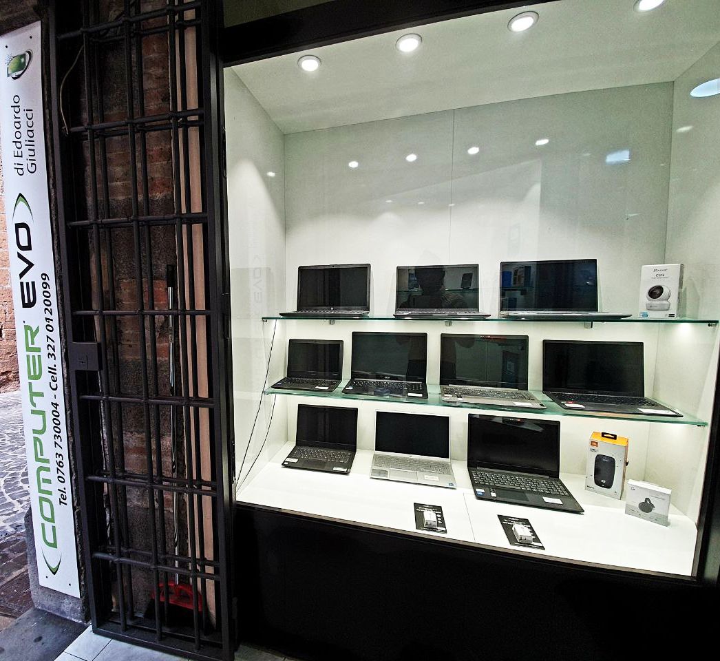vetrina negozio PC Acquapendente